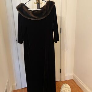 Elegant Black Velvet Dress with Faux Fur Collar